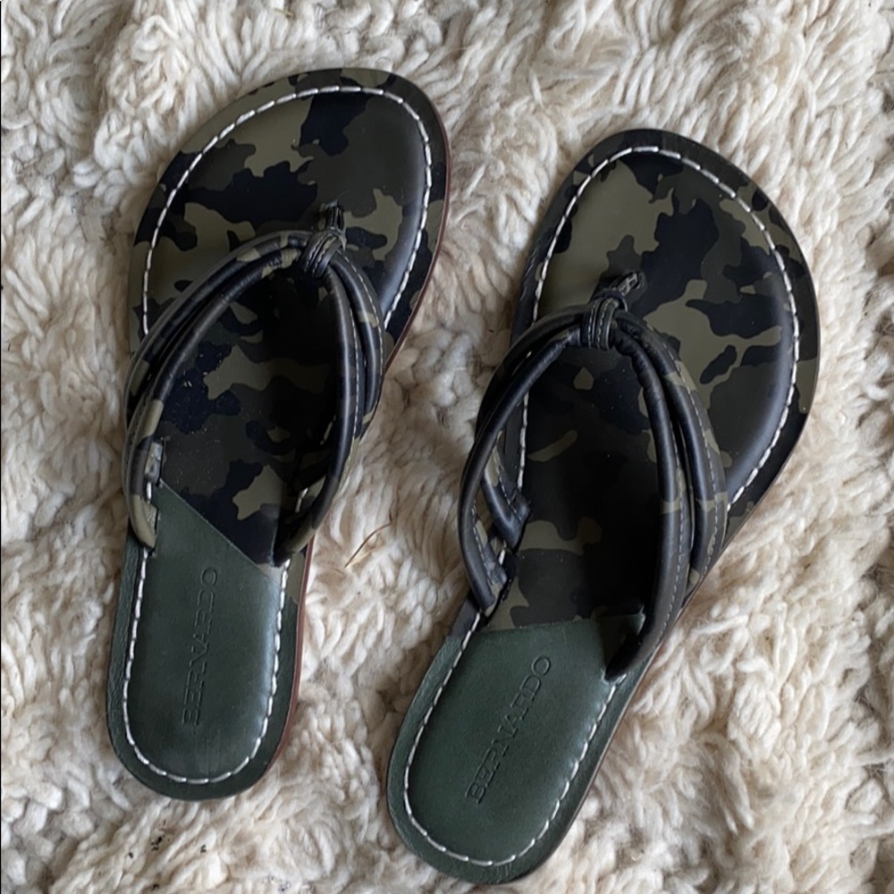 Bernardo Camo flip-flops. Size 7 1/2.